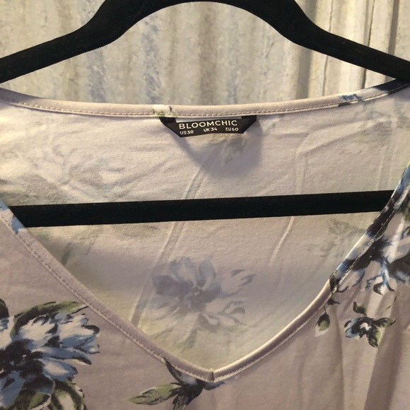 NWOT Bloomchic Gray Floral Print Flutter Sleeve V-Neck Blouse Plus Size 30 / 6X - Picture 2 of 3